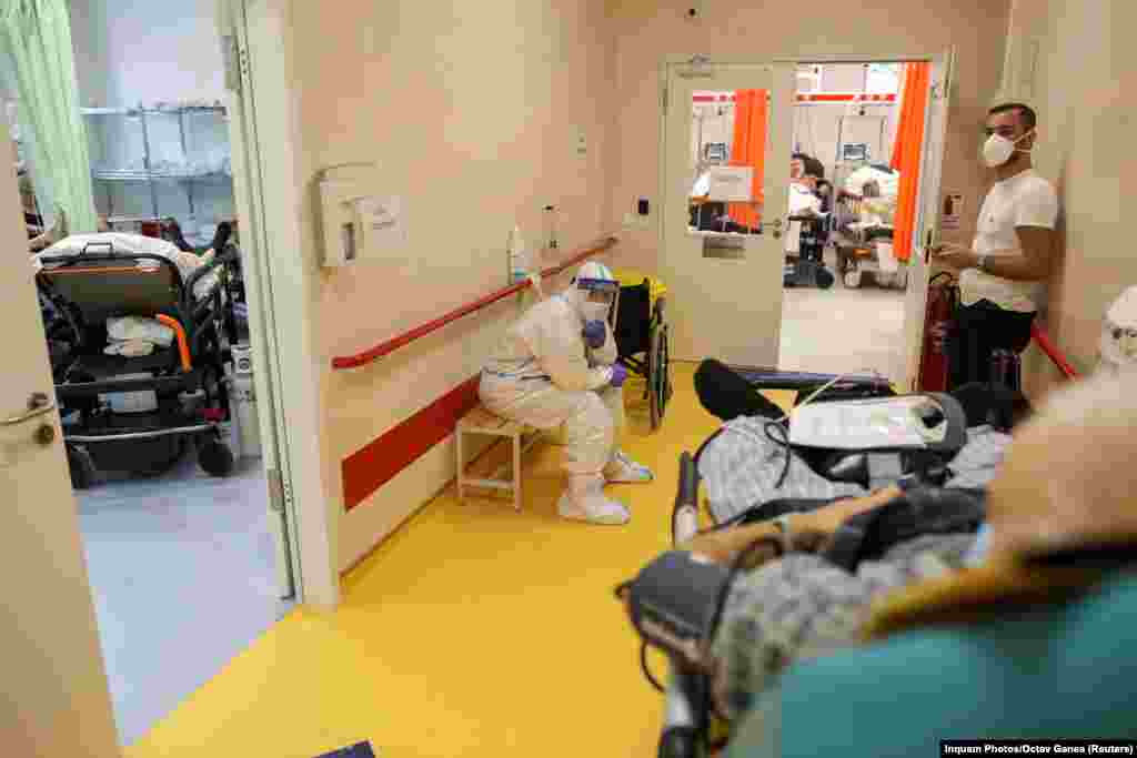 A crowded corridor in the Bagdasar-Arseni Hospital. There are currently around 1,800 COVID-19 patients in intensive care in Romania. The country has one of the EU's least developed health-care systems. 