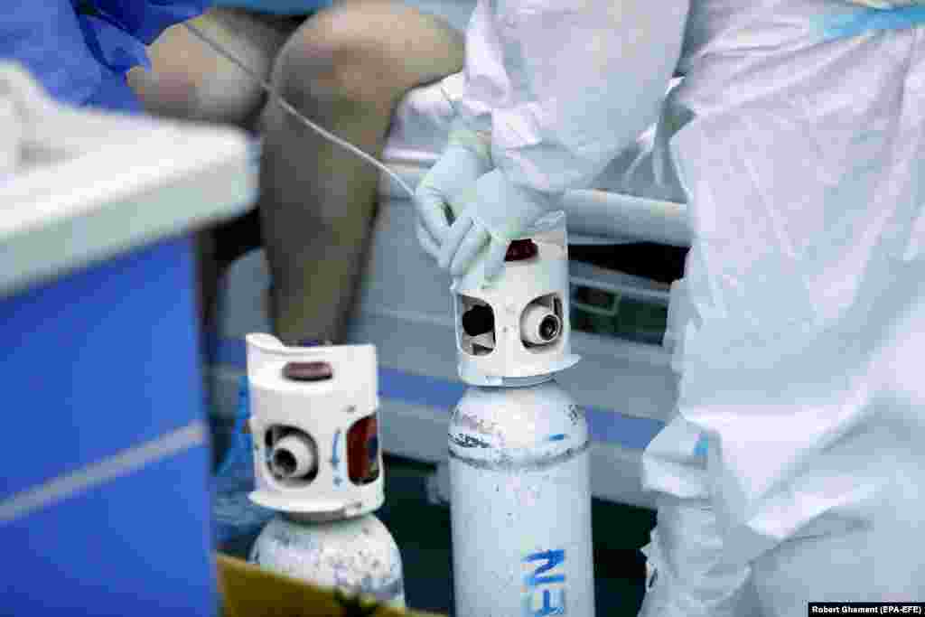 Oxygen bottles being replaced for a patient in the COVID-19 section of the Marius Nasta National Institute of Pneumology on October 15. 
