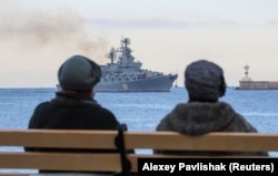 Ракетний крейсер ВМС Росії «Москва» повертається в гавань після відстеження військових кораблів НАТО в Чорному морі. Севастополь, Крим, 16 листопада 2021 року