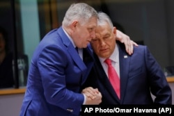 Прем'єр-міністр Угорщини Віктор Орбан і прем'єр-міністр Словаччини Роберт Фіцо. Брюссель, 20 березня 2025 року