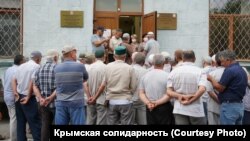 Митинг крымских татар и мусульман против преследования соотечественников у здания подконтрольного России правительства Крыма в Симферополе, 2020 год