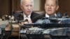 Predsednik SAD Džo Bajden, nemački kancelar Olaf Šolc i tenkovi Abrams M2 i Leopard 2A6, kolažna fotografija.
