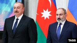 Премьер-министр Армении Никол Пашинян (справа) и президент Азербайджана Ильхам Алиев