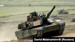 Američki tenk M1A2 "Abrams" kreće se prema položajima tokom zajedničke vojne vježbe pod vodstvom SAD-a "Noble Partner 2016" u blizini Vazianija, Gruzija, 18. maj 2016. 