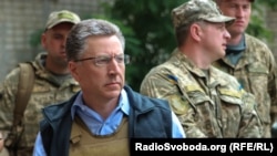 Спеціальний представник Держдепартаменту США Курт Волкер Курт Волкер під час перебування у прифронтовій Авдіївці, 23 липня 2017 року 