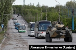 Фото автобусів з військовими, які виїхали з території заводу «Азовсталь»