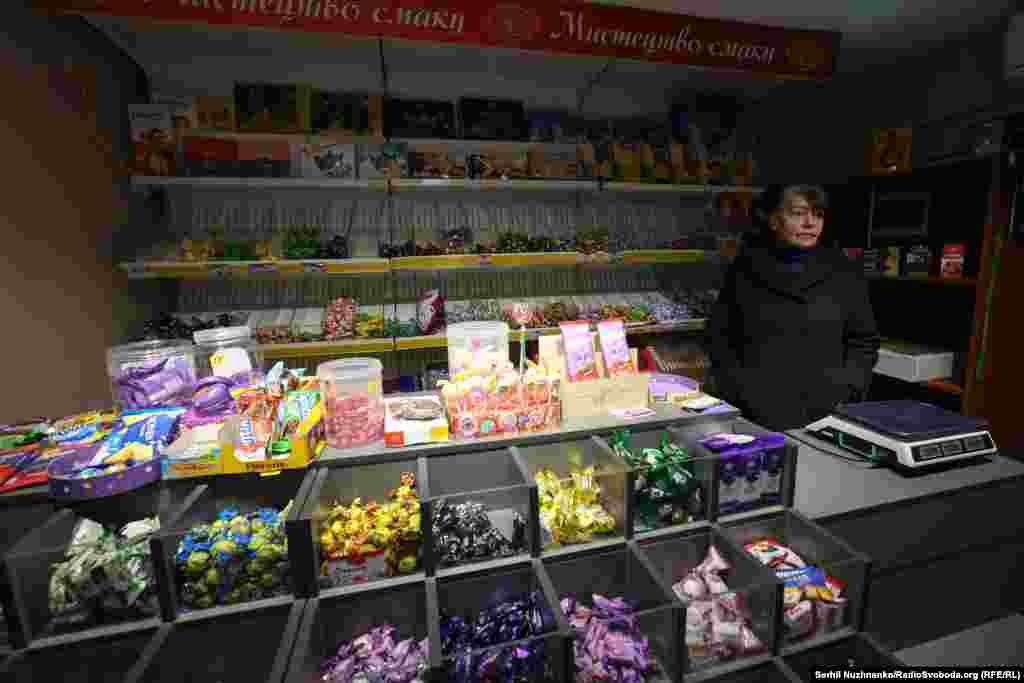 Йдемо до ряду магазинчиків з надією випити кави, вже 11-та година. Частина магазинчиків зачинена, здається, назавжди, інші відкриваються. В одному із них працює Світлана Ярославівна. Це невеличка крамниця, де можна купити цукерки, молоко, ковбасу. Жінка готує нам каву, ми розмовляємо про життя на війні. &laquo;Це мій бізнес, я тут працюю. Коли тихо, дуже нервую. Бо ніби здають нас. А хочеться, щоб не здавали. Не знаю, тут настрої різні ходять. Тому що дуже швидко Новогродівку здали, дуже швидко Селидове здали. Хоча там і укріплення були. Я &ndash; звичайно, не військова, але хотілося б, щоб не здавали. Ще постачальники їздять щодня, субота й неділя вихідний. Ще й тортики возять, і цукерочки возять, і ковбаску, і молочко. Хліб, все є. Деякі водії бояться їхати в місто, за мостом їх зустрічаємо. Перевантажуємо продукти й самі веземо. Якщо фронт ще ближче підійде, зачиню магазинчик і втечу. Заберу собак, котів, за якими тут доглядаю, з ру**ею я точно не буду. А поки що можу, поки буду&raq