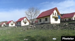 Новозбудовані будинки в селі Агзано, які зведені коштом уряду Азербайджану для азербайджанців, які повертаються до Нагірного Карабаху