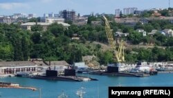 Ілюстраційне фото. Навантаження ракет «Калібр» на підводний човен у Південній бухті, червень 2022 року
