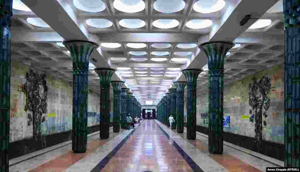Станция в метро Ташкента. В этом году власти Узбекистана сняли запрет на съемку. Больше уникальных фотографий метро – в галерее. Фото – Эймос Чаппл