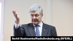 Адвокат Петра Порошенка (на фото) Ігор Головань натомість заявив, що здав паспорти свого клієнта до управління Державної міграційної служби в Києві сьогодні вранці