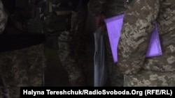 У черзі в медичному закладі стоять поранені бійці, фото ілюстративне