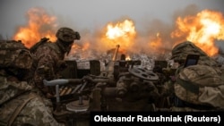 Військові заявляють про підготовку РФ до нового масштабного наступу. Поки в Україні найгарячішою точкою лишається Бахмут. Фото: українські військові на позиціях поблизу міста, 15 січня 2023 року