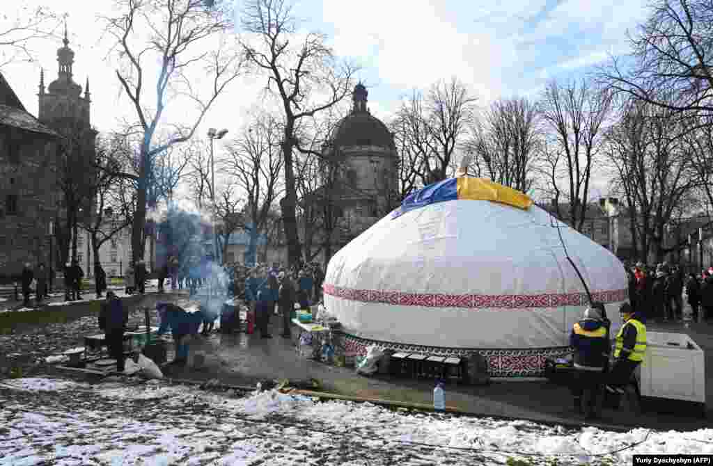 Юрта, установленная во Львове, городе на западе Украины, 1 февраля. Первую юрту установили в Буче, городе под Киевом, в начале января. Посетители могут погреться и зарядить свои мобильные устройства. В день открытия юрты жителей угощали пловом и баурсаками. Казахстанские волонтёры, стоящие за инициативой, пообещали поставить больше юрт 