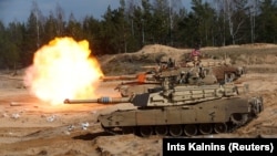 На фото: танки M1A1 Abrams. «Захід має дати зрозуміти Путіну, що НАТО введе війська в Україну, якщо Росія вирішить знову спробувати захопити Київ» – аналітик Кшиштоф Войчаль 