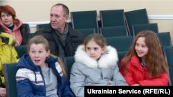 «Батьки, які не хотіли відправляти дітей у табори, стикалися з різного типу погрозами», – звіт ОБСЄ