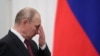 Президент Володимир Путін також не поспішає навідуватись до поранених військових