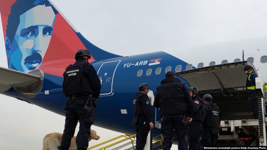 Ekipe MUP-a proveraju avion posle jedne u nizu lažnih dojava o bombi, 15. marta 2022. godine. 