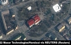 На супутниковому знімку, датованому 14 березня, видно написи «дети» біля театру в Маріуполі, на який війська РФ 16 березня скинули бомбу