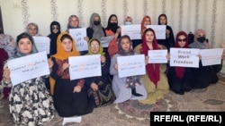 تعدادی ز زنان معترض که خواهان تامین حقوق زنان و سهم گیری زنان در عرصه های سیاسی و اجتماعی اند 