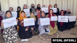 شماری از زنان معترض افغانستان که به دلیل تهدیدات بلند طالبان در یک مکان سر بسته٬ دست به اعتراض زدند