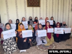 زنان معترض درکابل و ولایات افغانستان خواهان تغییر موقف طالبان در رابطه به آموزش و کار زنان اند٬ اما طالبان تاکنون پاسخ مثبت به آنان نداده اند