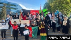 زنان افغان در بیرون از افغانستان نیز چندین بار درمخالفت با عملکرد های طالبان گردهمایی ها و راهپیمایی های را برگزار کرده اند. تصویرزنان افغان در کانادا