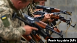 Українські військовослужбовці-добровольці беруть участь у військових навчаннях у міських умовах під час підготовки на військовій базі в Британії, 15 серпня 2022 року