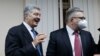 П'ятий президент України Петро Порошенко (ліворуч) і його адвокат Ігор Головань у Печерському районному суді. Київ 17 січня 2022 року