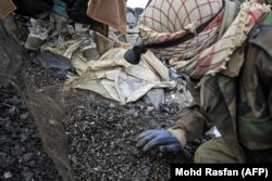 Копачі просіюють смарагди у долині Мікені
