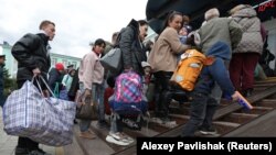 Жителі окупованої Росією Херсонської області України прибувають на залізничну станцію у місті Джанкой, Крим, 20 жовтня 2022 року