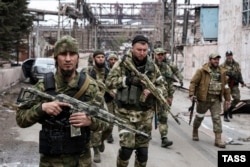 Військовослужбовці чеченського добровольчого батальйону «Ахмат» контролюють Маріупольський металургійний комбінат, захоплений збройними силами РФ. 17 квітня 2022 року