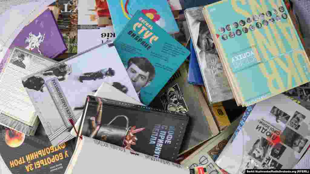 Учасники акції в столичному парку Шевченка обмінялися книгами: кожен бажаючий міг принести книгу українського автора, яка в подальшому відправиться до КПВВ на адміністративному кордоні Криму з Херсонською областю