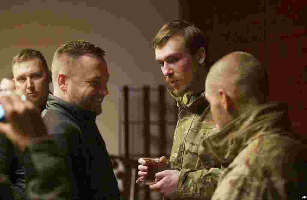 Командир полку «Азов» Денис Прокопенко та виконувач обов’язків командира 36-ї окремої бригади морської піхоти Сергій Волинський розмовляють з міністром внутрішніх справ України Денисом Монастирським у Туреччині, куди вони прибули після звільнення з полону 21 вересня 2022 року Вони разом з іншими звільненими з полону командирами перебуватимуть там до кінця війни, під протекцією президента Ердогана 