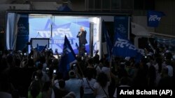 Bivši izraelski premijer Benjamin Netanyahu drži govor u predizbornoj kampanji iz modificiranog kamiona za dostavu sa bočnim zidom zamijenjenim neprobojnim staklom, u Beershebi, južni Izrael, 13. septembra 2022. 