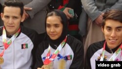سه تن از ورزشکاران افغان که با گرفتن مدال‌های طلا از بازی های جنوب آسیا به کشور برگشته اند.