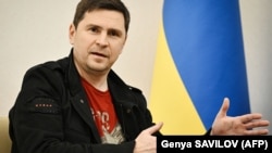 «Щоб Росія остаточно не загрузла у громадянській війні, їм доведеться забрати багато військових частин з лінії фронту, щоб втримати ситуацію під контролем – з будь-якого напрямку якщо заберуть, все посиплеться», – Михайло Подоляк