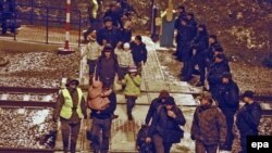 Беженцы из Чечни на железнодорожной станции в Згорзелеце. Декабрь 2009 года.