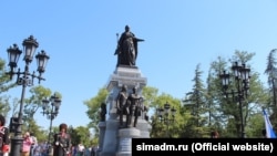 Aqmescitteki II Yekaterina abidesi