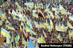 Мітинг із закликами до розпуску Верховної Ради, відставки уряду і вимогами про вихід України зі складу СРСР. Окрім синьо-жовтих прапорів, майорять і червоно-чорні. Київ, 30 вересня 1990 року
