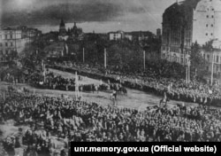 Київ, 22 січня 1919 року. Під час проголошення Акту Злуки українських земель на Софійській площі. Фото зроблено з дзвіниці Софійського собору, на горизонті видно ще не зруйнований більшовиками Михайлівський Золотоверхий собор