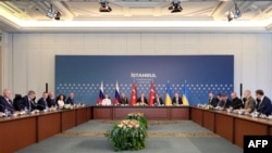 Члени української, російської та турецької делегацій під час другої зустрічі у Стамбулі, 2 червня 2025 року