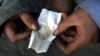 په نشه روږدی يو تن او د هغه هيروين (انځور له ارشيفه)