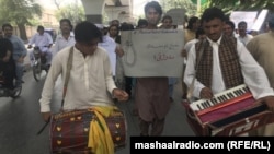 هنرمندانو د لاریون پرمهال موسیقي هم غږوله - د مې ۳۰مې انځور. 