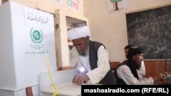د ۲۰۲۲م کال د مې پر ۲۹مه په پښین کې یو تن په بلدیاتي ټاکنو کې د رایې اچولو پر مهال. 