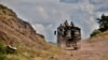 Вірменські військові везуть шини для укріплення своїх позицій поблизу села Мовсес, Нагірний Карабах, Азербайджан, 15 липня 2020 року
