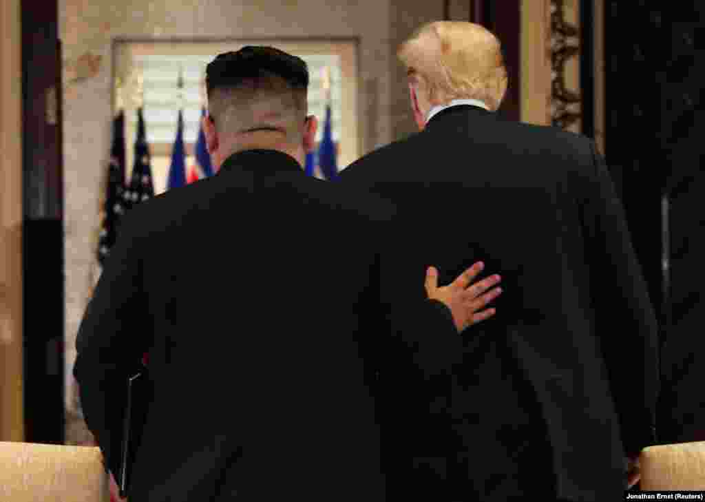 Підписаний президентом США Дональдом Трампом та лідером КНДР Кім Чен Ином документ має чотири основні пункти: 1. США та КНДР зобов'язуються встановити нові відносини між країнами відповідно до побажань двох народів двох країн про мир і процвітання. 2. США і КНДР об'єднують зусилля для побудови стабільного режиму миру на Корейському півострові. 3. Підтверждуючи Пханмунджомську декларацію 27 квітня 2018 року, КНДР зобов'язується працювати на досягнення повної денуклеаризації Корейського півострова. 4. США і КНДР зобов'язуються працювати разом над тим, щоб повернути рештки тіл військових і зниклих безвісти, а також зобов'язуються репатріювати вже ідентифіковані з них.