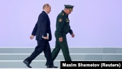 Раніше у Міноборони Білорусі заявили, що міністри оборони РФ та Білорусі братимуть участь у переговорах Олександра Лукашенка та Володимира Путіна 19 грудня у Мінську. На фото - Путін і Шойгу, серпень 2022 року 