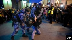 Російська поліція затримує людей на акції проти мобілізації в Москві, 21 вересня 2022 року