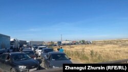 Орыс-қазақ шекарасындағы көлік кептелісі. Қазақстан, Ақтөбе облысы, 22 қыркүйек 2022 жыл.